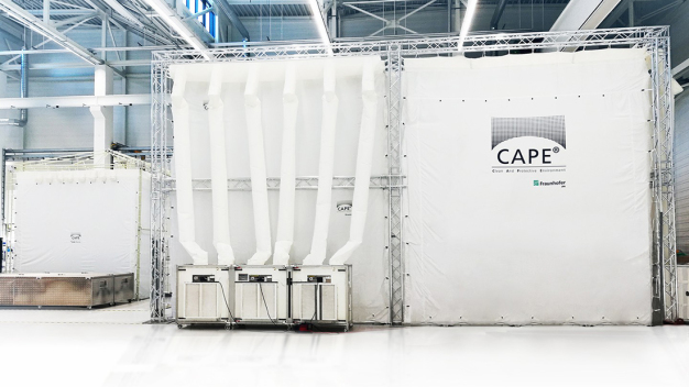 CAPE® ist ein zeltähnliches Reinraumsystem, das kostengünstig, schnell und flexibel eine Reinraumumgebung bietet. (© Fraunhofer IPA/Foto: Rainer Bez) / CAPE® is a tent-like cleanroom system that provides a costeffective, fast and flexible cleanroom environment. (© Fraunhofer IPA/Image: Rainer Bez)