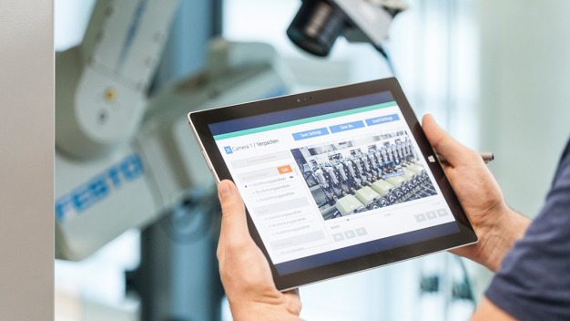 Mithilfe von Sensordaten und deren Auswertung können Ineffizienzen oder Verluste in Produktionslinien automatisch aufgespürt werden. (© Fraunhofer IPA/Foto: Rainer Bez) / With the help of sensor data and subsequent analysis, inefficiencies or losses in production lines can be automatically detected. (© Fraunhofer IPA/Image: Rainer Bez) Mithilfe von Sensordaten und deren Auswertung können Ineffizienzen oder Verluste in Produktionslinien automatisch aufgespürt werden. (© Fraunhofer IPA/Foto: Rainer Bez) / With the help of sensor data and subsequent analysis, inefficiencies or losses in production lines can be automatically detected. (© Fraunhofer IPA/Image: Rainer Bez)