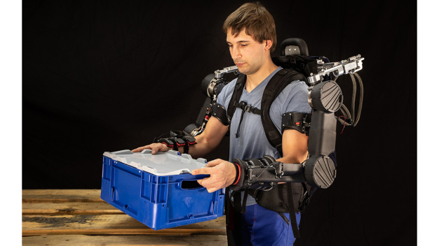 Das Stuttgart Exo-Jacket unterstützt den Oberkörper aktiv bei der manuellen Handhabung und insbesondere bei Hebeund Überkopftätigkeiten. (© Fraunhofer IPA/Foto: Rainer Bez) / The Stuttgart Exo-Jacket actively supports the upper body during manual handling tasks, in particular during lifting and overhead activities. (© Fraunhofer IPA/Image: Rainer Bez)