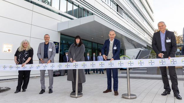 Bei der feierlichen Eröffnung Europas größten Forschungsgebäudes: Gesamtprojektleiterin Susanne Müller, Oberbürgermeister Uwe Schneidewind, Projektleiterin Forschung Barbara Albrecht-Kuepper, Leiter Forschung und frühe Entwicklung Philip Larsen, und Standortleiter Maik Eckelmann. (v.l.) (Bildautor: Bayer AG)