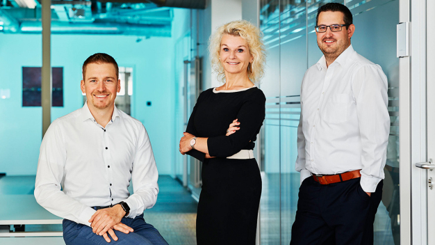 Geschäftsführung der AP&S International GmbH: Tobias Bausch (CMO & CTO), Alexandra Laufer-Müller (CEO) und Tobias Drixler (COO) - von links nach rechts