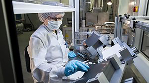 Herstellung eines Elektrodenstapels im Labor. Durch halbautomatisierte Fertigungsanlagen bleibt die Fertigung flexibel. (Foto: Markus Breig, KIT) / Manfufacture of a stack of electrodes in the laboratory. Semi-automated production lines ensure
flexible manufacturing. (Photo: Markus Breig, KIT) 