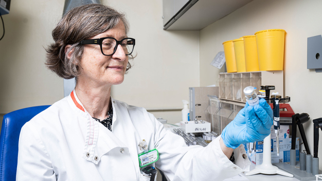 Susanne Geistlich prüft eine Probe des Hygiene-Monitorings auf Sterilität. Die aseptische Herstellung von sterilen Arzneimitteln verlangt effektive Hygienemassnahmen in den Räumen und beim Personal. (Foto: Paul Scherrer Institut/Mahir Dzambegovic) / Susanne Geistlich checks a hygiene-monitoring sample for sterility. The aseptic production of sterile medicines demands effective hygienic measures in the rooms and among the staff. (Photo: Paul Scherrer Institute/Mahir Dzambegovic)