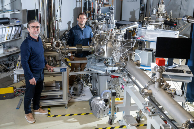 Milan Radovic und Eduardo Bonini Guedes (rechts) von der Forschungsgruppe Spektroskopie von Quantenmaterialien an der Strahllinie SIS der Synchrotron Lichtquelle Schweiz SLS. (Foto: Paul Scherrer Institut/Mahir Dzambegovic) / Milan Radovic and Eduardo Bonini Guedes from the Spectroscopy of Quantum Materials Group at the SIS beamline of the Swiss Light Source. (Photo: Paul Scherrer Institute/Mahir Dzambegovic)