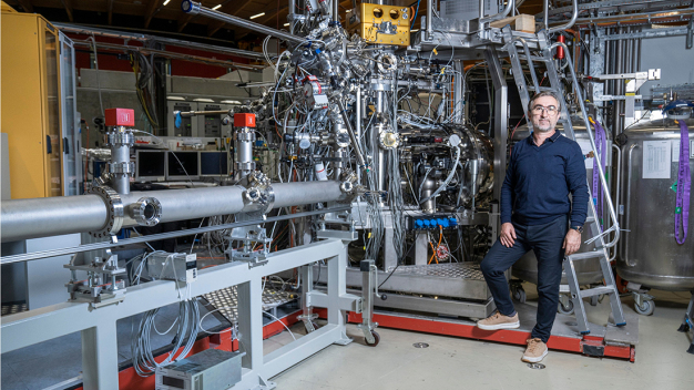 Milan Radovic ist wissenschaftlicher Mitarbeiter an der SIS-Beamline (Spectroscopy of Interfaces and Surfaces) der Synchrotron Lichtquelle Schweiz SLS. Er hat in Serbien an der Universität Belgrad studiert, wo er auch seine Forschungslaufbahn in der Abteilung für Atomphysik begonnen hat. Promoviert hat er an der Universität in Neapel. 2009 wurde Radovic eingeladen, eine gemeinsame Stelle an der EPFL Lausanne und am PSI anzutreten. Seit 2013 ist er wissenschaftlicher Mitarbeiter am PSI. (Foto: Paul Scherrer Institut/Mahir Dzambegovic) / Milan Radovic is a staff scientist at the Spectroscopy of Interfaces and Surfaces (SIS) Beam Line, Swiss Light Source. He studied Applied Physics at the University of Belgrade, Serbia, where he also started his research career at the Department of Atomic Physics. In 2009 he obtained his PhD from the University of Naples, Italy. In 2003 he was invited to take up a dual appointment with EPFL Lausanne and PSI, where he has been a staff scientist since 2013. (Photo: Paul Scherrer Institute/Mahir Dzambegovic)