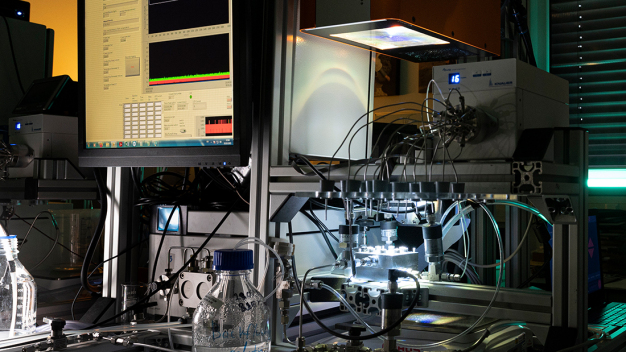 Photokatalytische Membranfiltrationsanlage mit Sonnensimulator. Die Membranen sind mit Titandioxid beschichtet. (Foto: Markus Breig, KIT) 