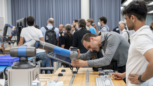 Bei einem Laborrundgang während des Kickoff-Meetings konnte Werner Kraus die DLR-Roboter in Aktion erleben. © DLR / During the kickoff meeting, Werner Kraus participated in a lab tour and was able to see the DLR robots in action. © DLR