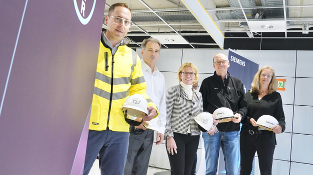 m Service-Gebäude auf der Baustelle: Dr. Enrico Hanusa, Betriebsleiter Bayer AG; Dr Jürgen Wiedemann, Projektleiter Bayer AG; Dr. Carola Pörtner, Standortleiterin Supply Center Leverkusen Bayer AG; Dieter Steffes-Tun, Gesamtprojektleiter Siemens AG; Ulrike Lehnhof, Corporate Account Managerin, Siemens AG (vlnr).