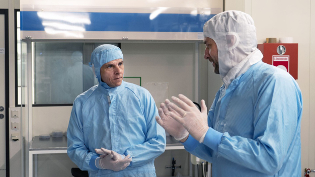 Wirtschaftsstaatssekretär Dr. Patrick Rapp und der kommissarische Institutsleiter Prof. Dr. Rüdiger Quay im Reinraum des Fraunhofer IAF. © Fraunhofer IAF