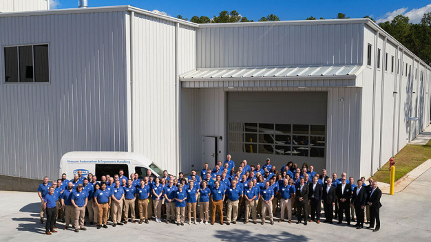 Gruppenfoto vor dem neuen Erweiterungsbau: Das Team von Schmalz USA feiert die Einweihung. (Bild: J. Schmalz GmbH)