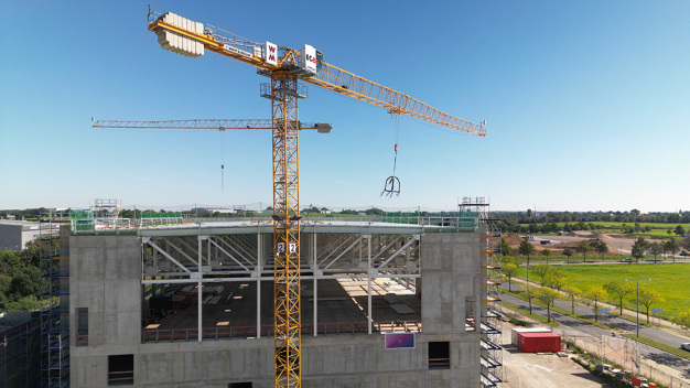 Exakt ein Jahr nach dem 1. Spatenstich wurde am heutigen Mittwoch die Richtkrone auf die neue Hightech-Fabrik von Jenoptik in Dresden gesetzt. Neben den am Bau Beteiligten waren die Jenoptik-Mitarbeiter*innen und benachbarte Unternehmen aus dem Gewerbepark dabei. (Copyright: twenty4pictures)