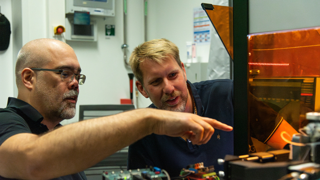 Prof. Jochen Guck (l.) und Dr. Jens Langjürgen (r.) inspizieren den Aufbau des AutoRAPID-Projekts. © MPL/Foto: Susanne Veiezens, MPL Prof. Jochen Guck (l.) und Dr. Jens Langjürgen (r.) inspizieren den Aufbau des AutoRAPID-Projekts. © MPL/Foto: Susanne Veiezens, MPL