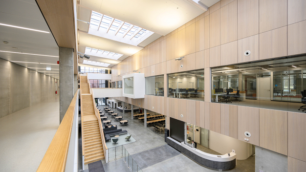 Blick auf den Empfang, das Atrium und die Büroarbeitsplätze im neuen Produktionsgebäude. (Copyright: Erbe Elektromedizin GmbH) Blick auf den Empfang, das Atrium und die Büroarbeitsplätze im neuen Produktionsgebäude. (Copyright: Erbe Elektromedizin GmbH)