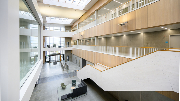 Blick auf den Eingang und das Atrium im neuen Produktionsgebäude. (Copyright: Erbe Elektromedizin GmbH) Blick auf den Eingang und das Atrium im neuen Produktionsgebäude. (Copyright: Erbe Elektromedizin GmbH)
