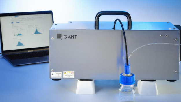 Der Quanten-Partikelsensor erfasst und klassifiziert Partikel in Gasen, Flüssigkeiten und als Pulver nach Größe, Anzahl, Zusammensetzung und künftig auch nach Form. / The quantum particle sensor detects and classifies the particles in liquids, gases or as powders according to size, number, composition and, in future, shape.