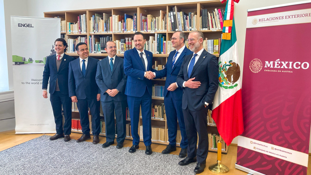 Gerhard Stangl, CPO der ENGE Gruppe (zweiter von rechts) , gemeinsam mit Mauricio Kuri González (dritter von rechts), Gouverneur von Queretaro, und weitere Vertreter der lokalen Regierung bei der Investment Verkündung in der mexikanischen Botschaft in Wien. (Foto: Engel) / Gerhard Stangl, CPO ENGEL Group (2nd from right), together with Mauricio Kuri González (3rd from right), Governor of Queretaro, and other representatives of the government at the joint investment announcement in the Mexican Embassy, Vienna. (Photo: ENGEL)