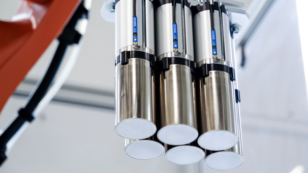 Der Magnetgreifer SGM-SV-BY gestattet das prozesssichere Handling von Rundzellen auch in schnellen Pick-and-Place-Prozessen. (Bild: J. Schmalz GmbH)