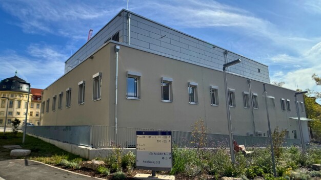 Im August 2022 starteten die Bauarbeiten in Modulbauweise. Bereits im Sommer 2024 konnte dann schrittweise der Betrieb in dem Neubau UKW-Klinikapotheke aufgenommen werden. (Foto: UKW / Stefan Dreising)