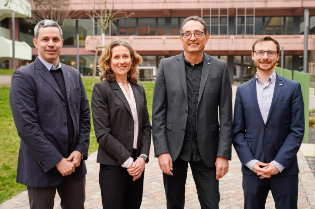 Die Direktoriumsmitglieder Edward Lemke, Sylvia Erhardt und Zentrumssprecher Michael Knop sowie Phil-Alan Gärtig von der Carl-Zeiss-Stiftung (v.l.n.r., Foto: Universität Heidelberg – Kommunikation und Marketing, Uwe Anspach) / f.l.t.r.: The three members of the Board of Directors Edward Lemke, Sylvia Erhardt, and center spokesperson Michael Knop, as well as Phil-Alan Gärtig of the Carl Zeiss Foundation (Photo: Uwe Anspach, Heidelberg University – Communications and Marketing)