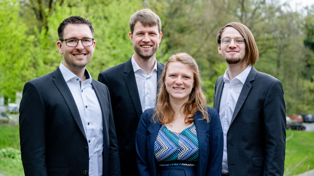 Das mechIC-Team von links nach rechts: Philip Schmitt, Steffen Wittemeier, Lisa Schmitt und Henning Mays. © RUB, Marquard 