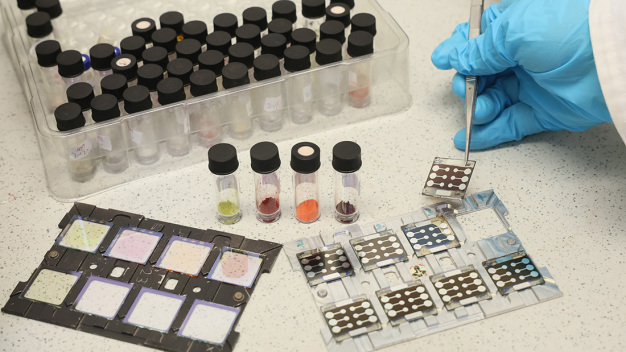 Eines aus einer Million: Künstliche Intelligenz hilft Forschenden bei der Suche nach neuen Materialien für hocheffiziente Solarzellen. (Foto: Kurt Fuchs/HI ERN) / One in a million: Artificial intelligence helps scientists in their search for new materials to be used in high-efficiency solar cells. (Photo: Kurt Fuchs/HI ERN) Eines aus einer Million: Künstliche Intelligenz hilft Forschenden bei der Suche nach neuen Materialien für hocheffiziente Solarzellen. (Foto: Kurt Fuchs/HI ERN) / One in a million: Artificial intelligence helps scientists in their search for new materials to be used in high-efficiency solar cells. (Photo: Kurt Fuchs/HI ERN)