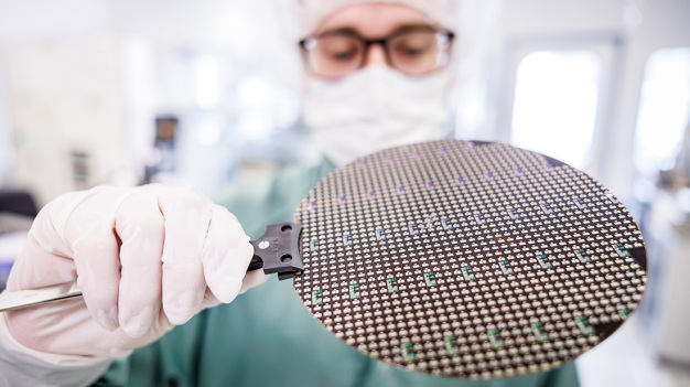 Leistungsbauelemente auf einem Siliziumkarbid-Wafer, hergestellt im institutseigenen Reinraum des Fraunhofer IISB. © Daniel Karmann / Fraunhofer IISB / Power devices on a silicon carbide wafer, processed in the in-house cleanroom of Fraunhofer IISB.© Daniel Karmann / Fraunhofer IISB Leistungsbauelemente auf einem Siliziumkarbid-Wafer, hergestellt im institutseigenen Reinraum des Fraunhofer IISB. © Daniel Karmann / Fraunhofer IISB / Power devices on a silicon carbide wafer, processed in the in-house cleanroom of Fraunhofer IISB.© Daniel Karmann / Fraunhofer IISB