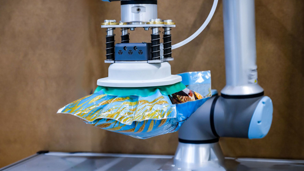 Selbst unvollständig befüllte Papier-, Kunststoff- und Gewebesäcke nimmt der Sackgreifer PSSG-X sicher auf. (Bild: J. Schmalz GmbH)