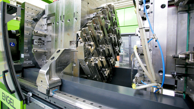 Die ENGEL victory Baureihen bieten durch ihre Holmlos-Technologie viel Platz für große Werkzeuge und umfangreiche Automatisierung. Durch die große Aufspannplatte kann auch oft die Investition in eine größere Maschine gespart werden. (Bild: ENGEL) / Thanks to their tie-bar-less technology, the ENGEL victory series provides ample space for large moulds and extensive automation. The generously sized platen often eliminates the need to invest in a larger machine. (Image: ENGEL)