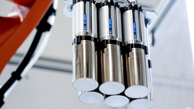 Der Magnetgreifer SGM-SV-BY bewegt Rundzellen mit einem Durchmesser von 46 Millimetern sowohl in der Zellproduktion als auch in der Modulmontage. (Bild: J. Schmalz GmbH)