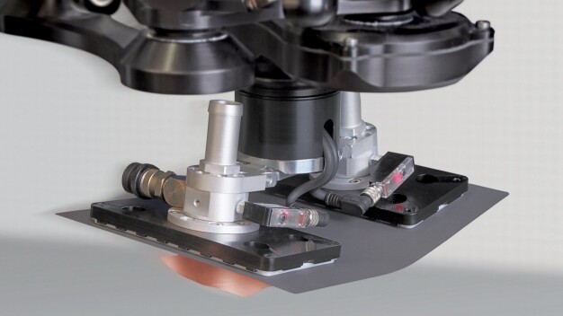Specialgreeper STGG voor snel en nauwkeurig Pick & Place van dunne elektroden en scheiders. (Afbeelding: J. Schmalz GmbH)