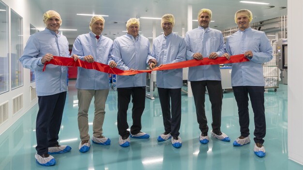 Inauguración oficial de la nueva operación en sala limpia de Mewa: Björn Scheel (COO), Dr. Johannes Fechner (MdB), Hugo Wingert (Alcalde local), Dr. Christian Funk (CEO), Dominik Niemeyer (Jefe de planta comercial), Anton Hardt (Director de la fábrica) (de izquierda a derecha; foto: BraxArt/Mewa)