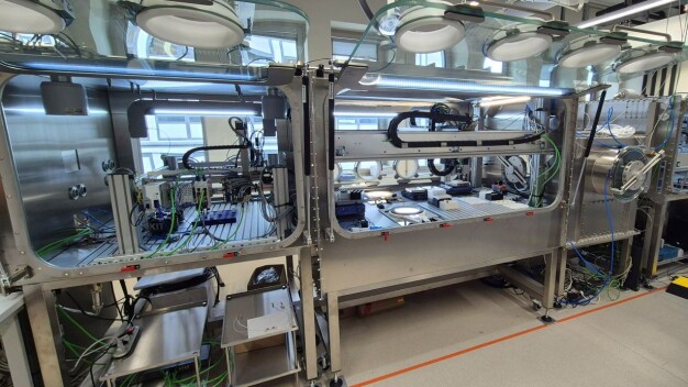 La E-MAP consiste en un sistema cerrado en el que se llevan a cabo experimentos de materiales automatizados con robots en una atmósfera protectora. (Imagen: Holger Röhm, KIT)