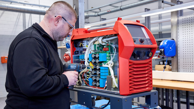 Fronius bietet in Oberhausen unter anderem einen Reparaturservice für Geräte und Schweißbrenner sowie Räumlichkeiten für Produkt- und Anwendungsschulungen. (Foto: Fronius Deutschland GmbH)