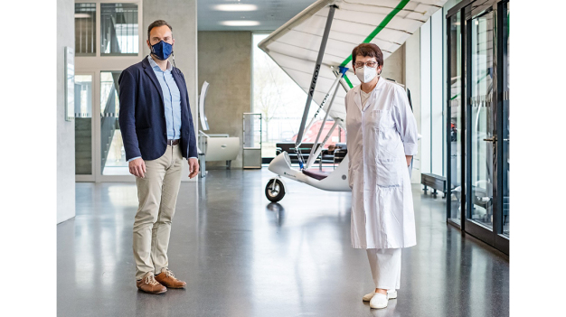 Professor Holger Seidlitz und Katarina Padaszus im Foyer des Neubaus in Wildau. © Fraunhofer IAP, Foto: Till Budde 