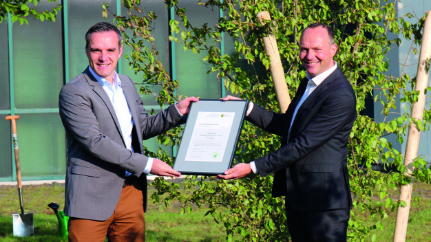 Piepenbrock wurde von Umweltminister Wolfram Günther (rechts) als starker Partner der Umweltallianz Sachsen ausgezeichnet. Geschäftsführer Alexander Brückner nahm die Urkunde gerne entgegen.
(Bild: Piepenbrock Unternehmensgruppe GmbH + Co. KG)
