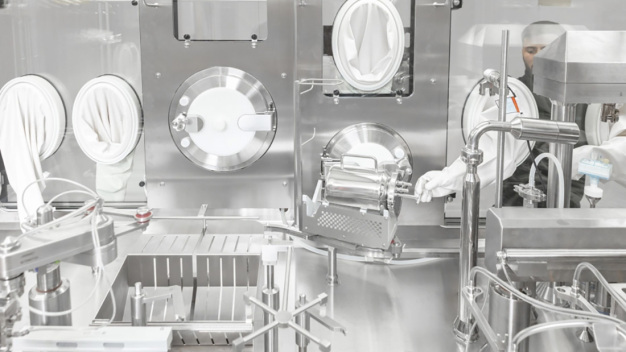 Mit einer Übergabelösung wird das Handling innerhalb des Isolators wesentlich vereinfacht. In Kombination mit Peak-Vorrichtungen lässt sich die Installation der Rotationskolbenpumpe ohne direkten Kontakt dieser produktberührenden Materialien realisieren. / With a transfer solution, handling inside the isolator is significantly simplified. In combination with peak devices, the installation of the rotary piston pump can be realized without direct contact of these materials that come into contact with the product.