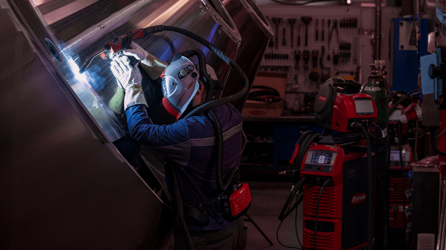 Mit Multiprozess PRO wird die Highend-WIG-Stromquelle zum vollwertigen MIG/MAG-Schweißgerät, das neben dem Standard-Programm auf Wunsch auch CMT, PMC und LSC beherrscht. (Foto: Fronius International GmbH) / Multiprocess PRO turns the high-end TIG power source into a fully-fledged MIG/MAG welding system that, in addition to the standard program, can be upgraded to include CMT, PMC and LSC as required. (Copyright: Fronius International GmbH)
