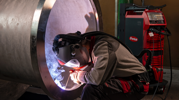 Auch beim E-Hand-Schweißen sind der iWave keine Grenzen gesetzt – sogar die Verwendung von CEL-Elektroden ist möglich. (Foto: Fronius International GmbH) / There are virtually no limits to what the iWave can do, including when it comes to manual metal arc welding – even enabling the use of Cel electrodes. (Copyright: Fronius International GmbH)