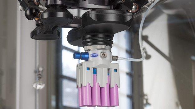 Zylindrische Li-Ionen-Batterien kommen vor allem in Unterhaltungselektronik und E-Bikes zum Einsatz. Schmalz entwickelt individuelle Endeffektoren – je nach Anzahl, Größe und Anordnung. (Bild: J. Schmalz GmbH)