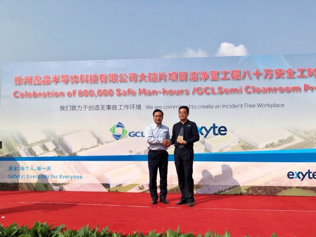 General Manager of GCLSemi presented the Excellent Contractor Award to Project Manager of Exyte GCLSemi silicon wafer manufacturing cleanroom project.
