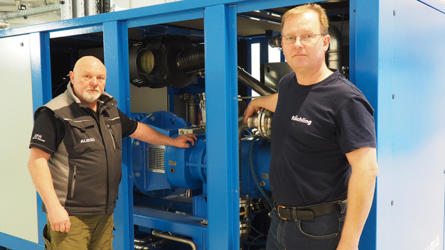 Uwe Herrmann (li.) und Jürgen Neubauer an einem Schraubenkompressor LENTO 110: „Sauberer, als die Luft, die wir einatmen.“ (Bild: ALMiG Kompressoren GmbH)