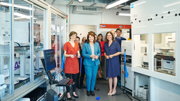 Zur Einweihung der Robotik-Plattform durchschnitt die Thüringer Staatssekretärin Katja Böhler (Mitte) gemeinsam mit der Administrativen Direktorin des Leibniz-HKI Elke Jäcksch (rechts) und der Leiterin der Anlage Luzia Gyr (links) das symbolische blaue Band. (Quelle: Anna Schroll/Leibniz-HKI) Zur Einweihung der Robotik-Plattform durchschnitt die Thüringer Staatssekretärin Katja Böhler (Mitte) gemeinsam mit der Administrativen Direktorin des Leibniz-HKI Elke Jäcksch (rechts) und der Leiterin der Anlage Luzia Gyr (links) das symbolische blaue Band. (Quelle: Anna Schroll/Leibniz-HKI)