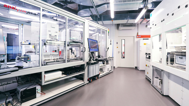 Die Robotik-Plattform führt vollautomatisch Laborarbeiten durch – von der Vorbereitung über die Durchführung bis zur Analyse eines Experiments. Dabei kann sie eine Vielzahl an Arbeitsschritten oder sogar mehrere Experimente gleichzeitig durchführen. Die Robotik-Plattform führt vollautomatisch Laborarbeiten durch – von der Vorbereitung über die Durchführung bis zur Analyse eines Experiments. Dabei kann sie eine Vielzahl an Arbeitsschritten oder sogar mehrere Experimente gleichzeitig durchführen.