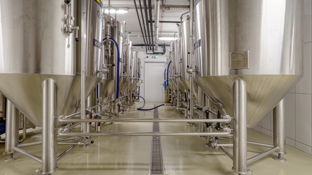 Attraktiv in der Schau-Brauerei, zugleich mechanisch und chemisch hoch belastbar und für die hygienischen Standards in der Lebensmittel-Produktion ideal: Das Bodensystem StoFloor Food KU 601. (Foto: NexGen Pictures / Gotsik Ferenc / StoCretec GmbH)