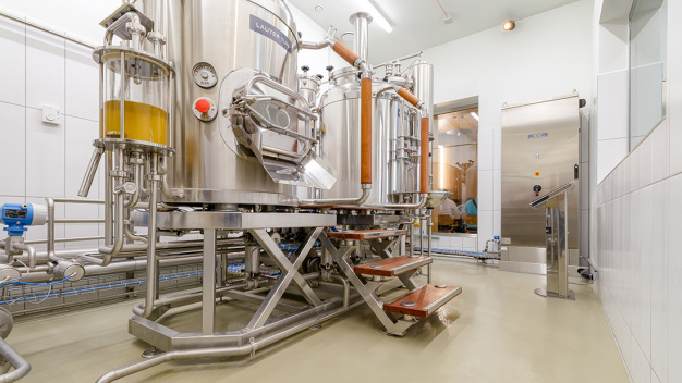 Attraktiv in der Schau-Brauerei, zugleich mechanisch und chemisch hoch belastbar und für die hygienischen Standards in der Lebensmittel-Produktion ideal: Das Bodensystem StoFloor Food KU 601. (Foto: NexGen Pictures / Gotsik Ferenc / StoCretec GmbH)