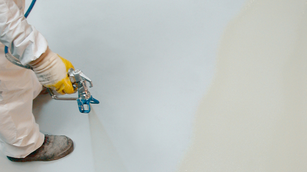 Der neue Wasserlack StoPox WL 150 kann airless gespritzt werden. (Bild: StoCretec GmbH) Der neue Wasserlack StoPox WL 150 kann airless gespritzt werden. (Bild: StoCretec GmbH)