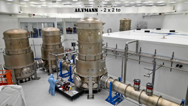 Schwere Wellen, empfindliche Technik: Das Gravitationswellen-Observatorium ET-Pathfinder mit dem Einstein Telescope in Maastricht ist vor elektrischen Spannungen zu schützen, daher liegt im Labor ein ESD- Boden (StoFloor ESD KU 611). Dieser erfüllt sowohl die EN 1504-2 (Oberflächenschutzsysteme für Beton) als auch die EN 13813 (Estrichmörtel). Mit seiner hohen Farbtonstabilität sorgt er zudem für dauerhaft attraktive Böden. (Bild: MVL Media Group/ StoCretec)