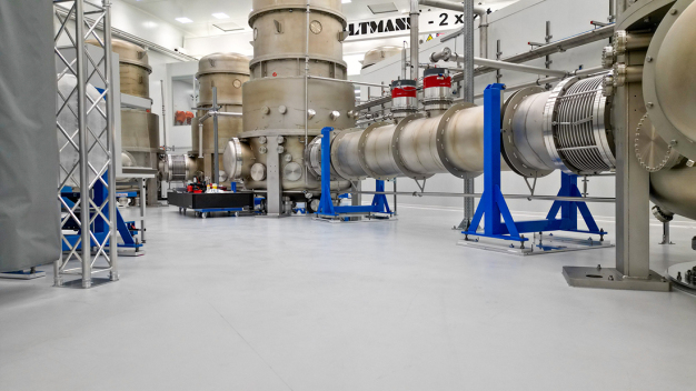 Schwere Wellen, empfindliche Technik: Das Gravitationswellen-Observatorium ET-Pathfinder mit dem Einstein Telescope in Maastricht ist vor elektrischen Spannungen zu schützen, daher liegt im Labor ein ESD- Boden (StoFloor ESD KU 611). Dieser erfüllt sowohl die EN 1504-2 (Oberflächenschutzsysteme für Beton) als auch die EN 13813 (Estrichmörtel). Mit seiner hohen Farbtonstabilität sorgt er zudem für dauerhaft attraktive Böden. (Bild: MVL Media Group/ StoCretec)