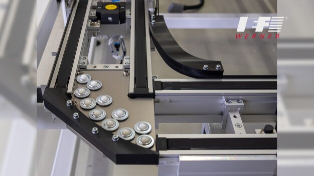 Das neue posyART-Kurvenelement in einem aktuellen Kundenprojekt. (Bild: IEF-Werner GmbH) Das neue posyART-Kurvenelement in einem aktuellen Kundenprojekt. (Bild: IEF-Werner GmbH)