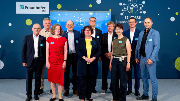 Die Grußwortgebenden anlässlich des Festakts zum 15. Jubiläum des Fraunhofer IZM-ASSID in Moritzburg / v.l.n.r.: Prof. Klaus-Dieter Lang (ehem. Institutsleiter Fraunhofer IZM), Prof. Martin Schneider-Ramelow (Institutsleiter Fraunhofer IZM), Prof. Ulrike Ganesh (Institutsleiterin Fraunhofer IZM), Prof. Albert Heuberger (Institutsleiter Fraunhofer IIS), Dr. Manuela Junghähnel (Standortleiterin Fraunhofer IZM-ASSID), Dr. Stephan Guttowski (FMD), M. Jürgen Wolf (ehem. Standortleiter Fraunhofer IZM-ASSID), Dr. Babett Gläser (SMWK), Dr. Christian Koitzsch (ESMC), Frank Bösenberg (Silicon Saxony e.V.) © Christian Schneider-Bröcker | Fraunhofer IZM / The speakers at the event celebrating 15 years of Fraunhofer IZM-ASSID in Moritzburg / f.l.t.r.: Prof. Klaus-Dieter Lang (former Director Fraunhofer IZM), Prof. Martin Schneider-Ramelow (Director Fraunhofer IZM), Prof. Ulrike Ganesh (Managing Director Fraunhofer IZM), Prof. Albert Heuberger (Executive Director Fraunhofer IIS), Dr. Manuela Junghähnel (Site Manager Fraunhofer IZM-ASSID), Dr. Stephan Guttowski (FMD), M. Jürgen Wolf (former Site Manager Fraunhofer IZM-ASSID), Dr. Babett Gläser (SMWK), Dr. Christian Koitzsch (ESMC), Frank Bösenberg (Silicon Saxony e.V.) © Christian Schneider-Bröcker | Fraunhofer IZM